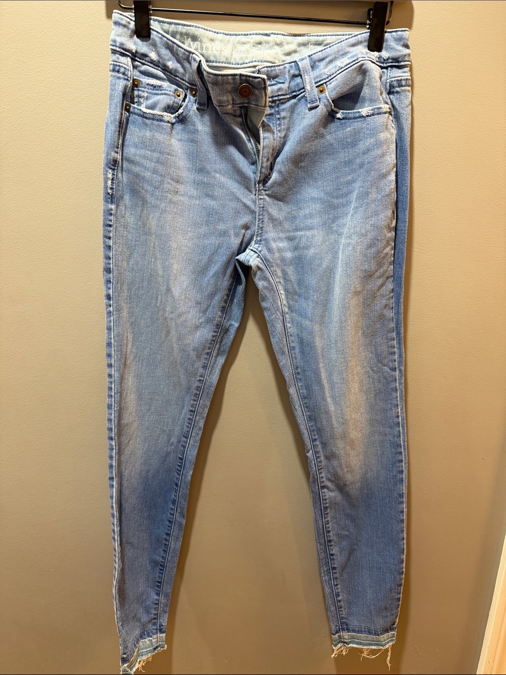 Vineyard Vines Light Wash Distress Denim Jeans - Skinny